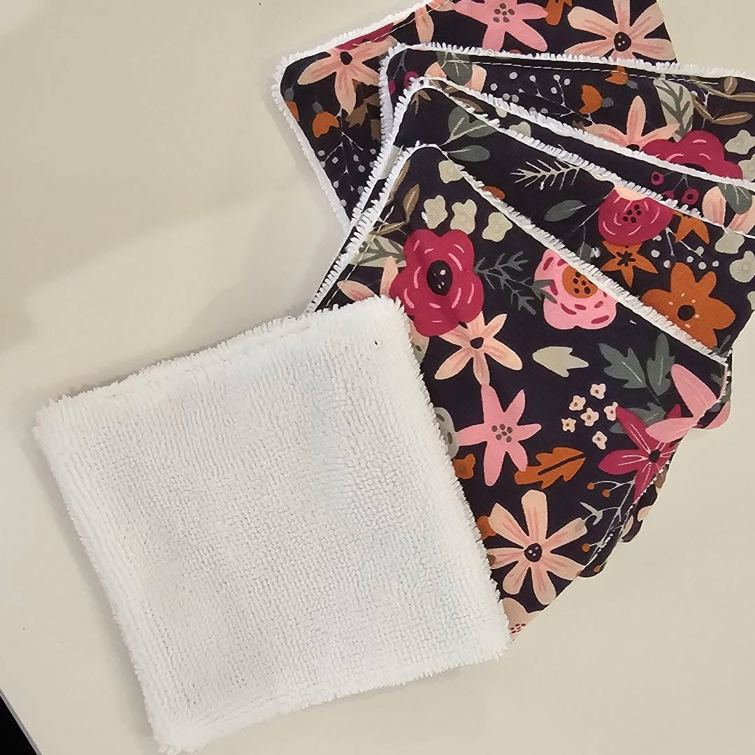 Lingettes démaquillantes lavables, grandes fleurs sur fond noir – Lysis Cosmétique by Mom'zl