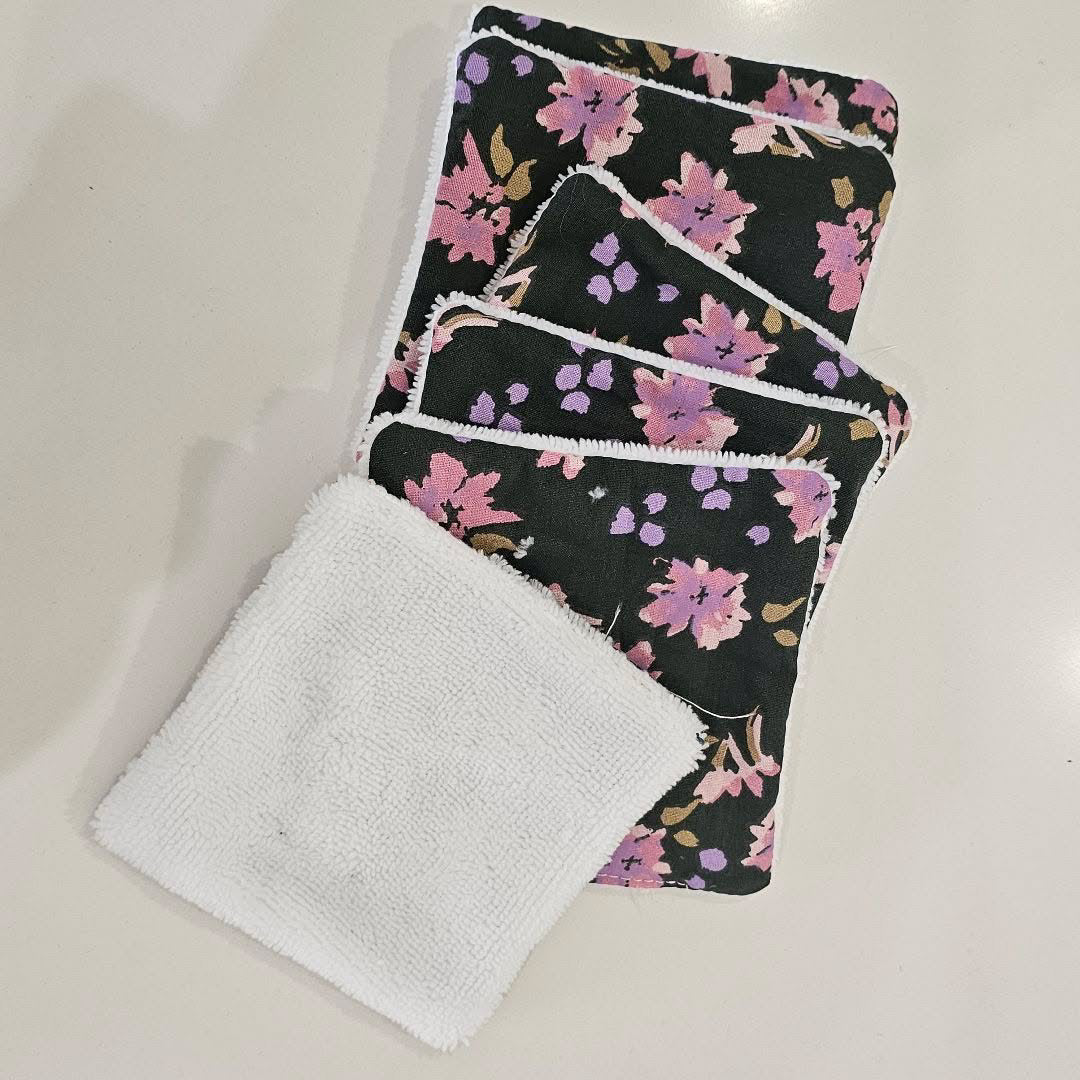 Lingettes démaquillantes lavables, fleurs roses et mauves sur fond noir – Lysis Cosmétique by Mom'zl